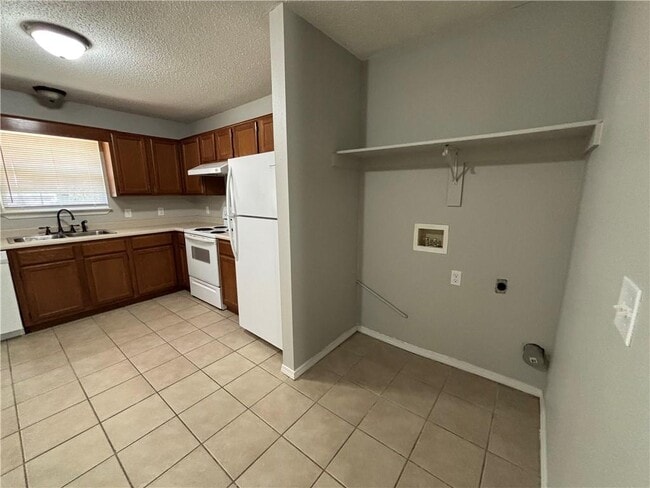 Building Photo - 3409 SW Victoria Pl