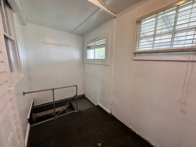 Building Photo - 810 W 2nd St