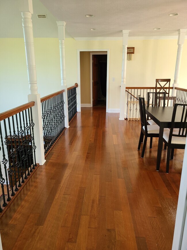 Building Photo - 195 Tennis Ranch Rd