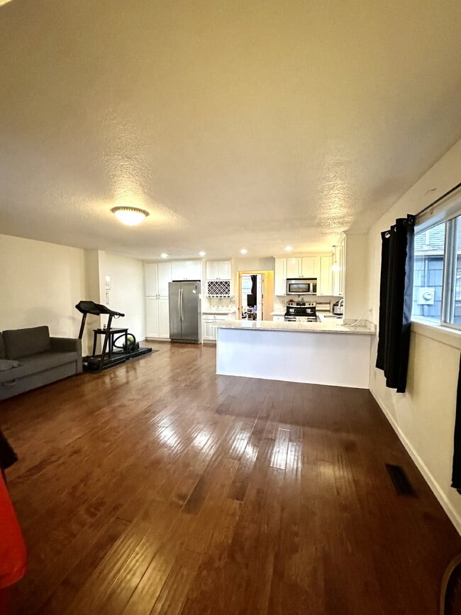 Building Photo - Portland Bungalow, Near Park, Easy Freeway Access