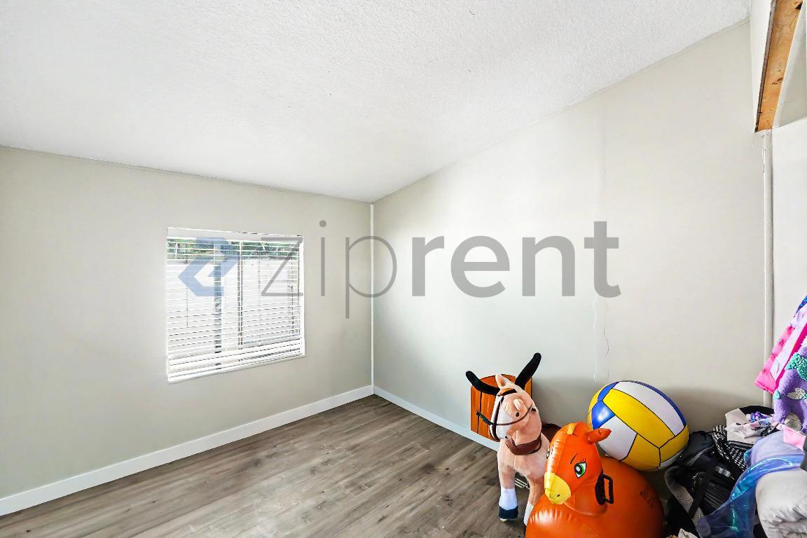 Building Photo - Unit 21