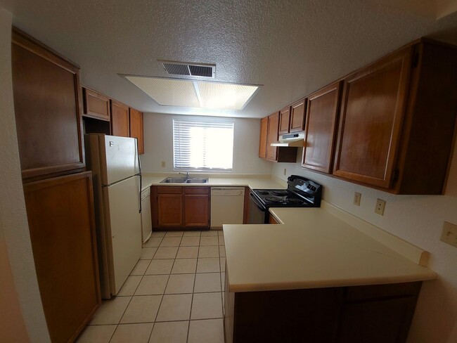 Building Photo - TEMPE CONDO WITH SPLIT BEDROOMS!