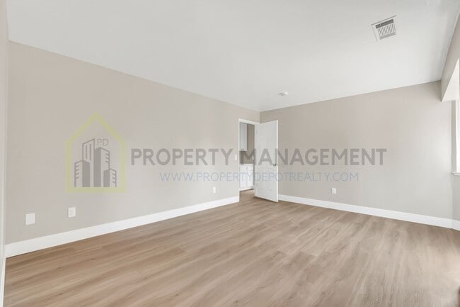Building Photo - Completely Renovated 4-Bedroom Home with M...