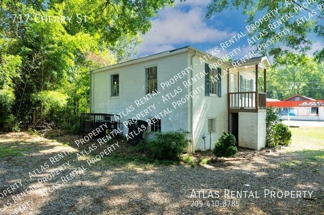 Building Photo - 717 Cherry St