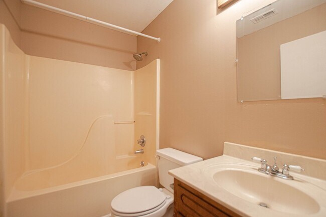 Building Photo - 701 Peachers Dr
