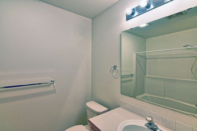 Building Photo - Charming 2-Bedroom Ground-Level Home in Qu...