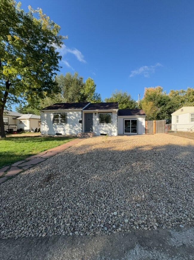Building Photo - Beautifully Updated 3 Bedroom 2 Bath Home ...