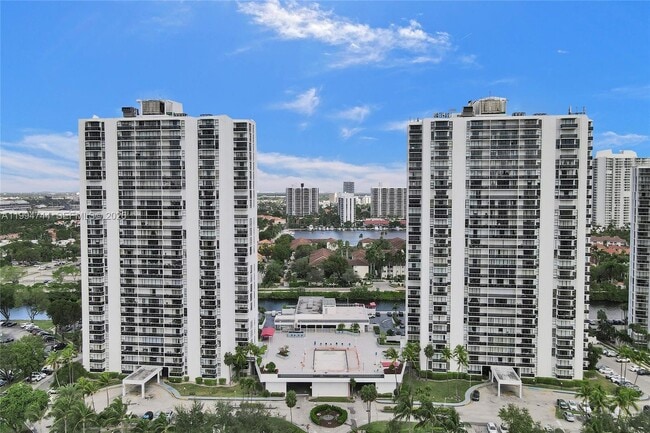 Building Photo - 3625 N Country Club Dr