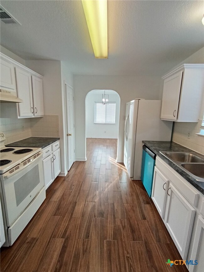 Building Photo - 1411 Saddle Dr