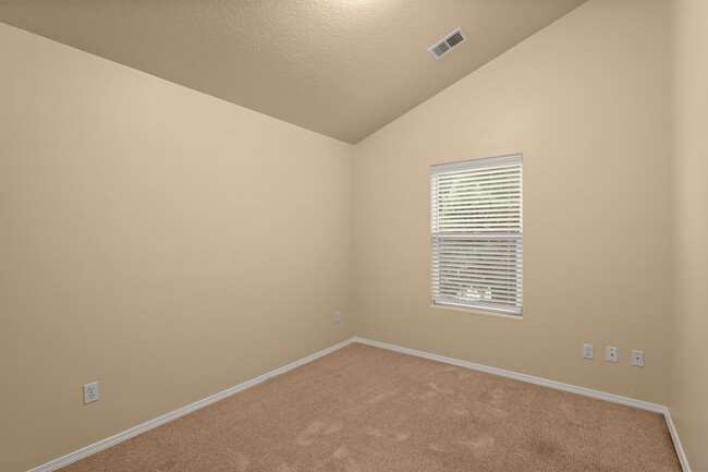 Building Photo - Kelly Creek 3 Bedroom Townhome