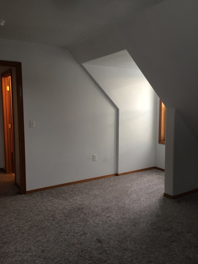 Building Photo - 4 Bd/2.5 Ba located on Pioneer Hill!