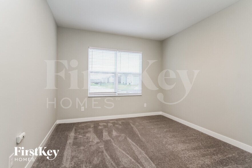 Building Photo - 2416 S Carlota Dr