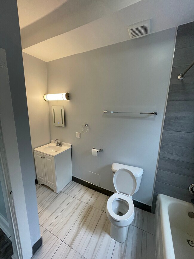 Building Photo - 4431 N Racine Ave