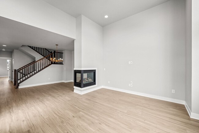 Building Photo - Spacious Family Home in Quiet Neighborhood