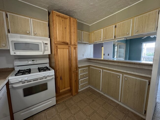 Building Photo - Spacious Rental in Bullhead City