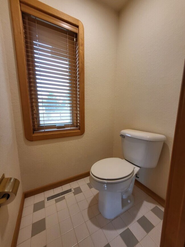Building Photo - 604 Shadow Grove Ct