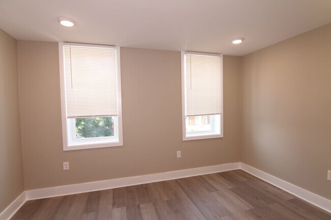 Building Photo - 1631 Dyre St