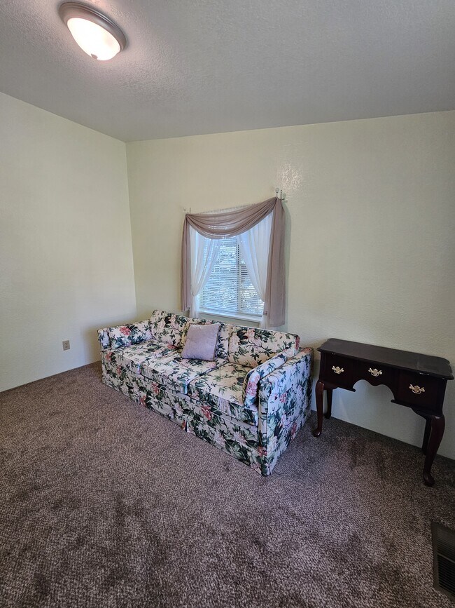 Building Photo - 2805 Lowridge Ct