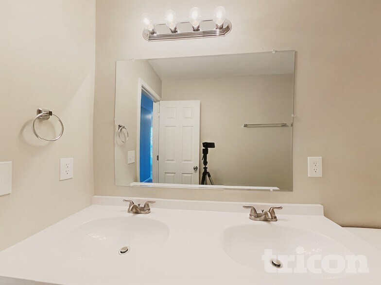 Building Photo - 544 Stillgreen Ln