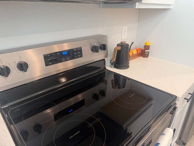 Building Photo - Modern 2-Bedroom Townhome with Garage Park...