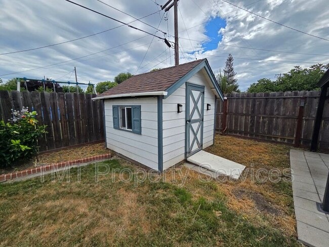 Building Photo - 9 W Robinhood Dr
