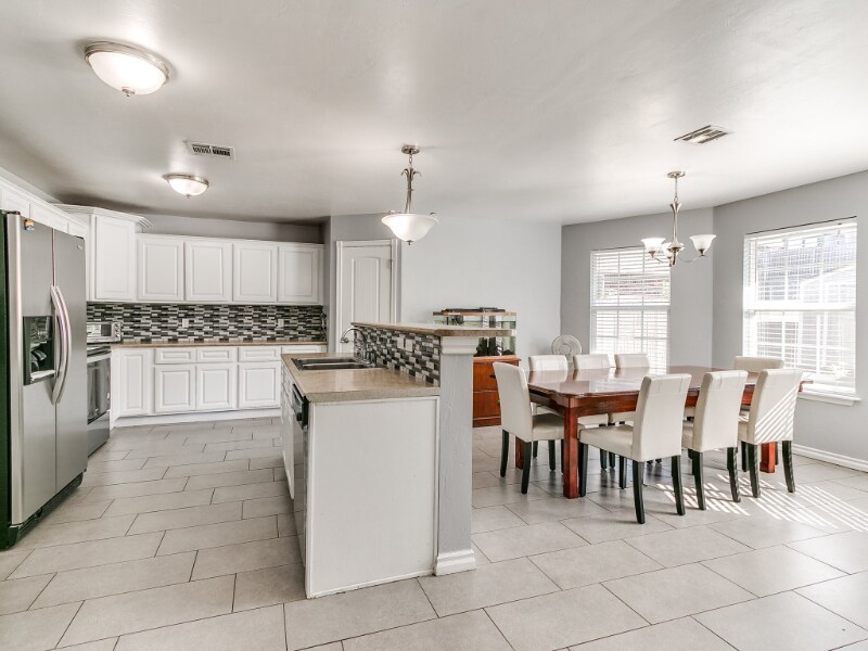 Building Photo - 1112 Bryan Dr