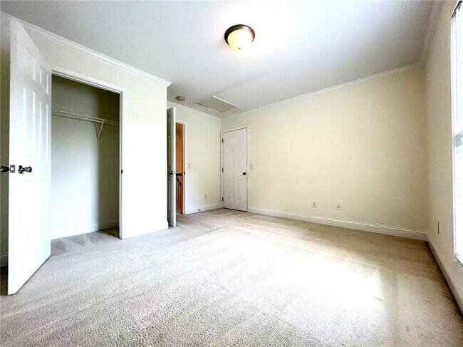 Building Photo - 468 Commons Park Ln