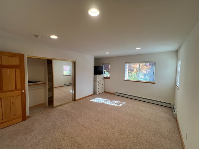 Building Photo - Low Elevation Home Steps From Championship Golf Course