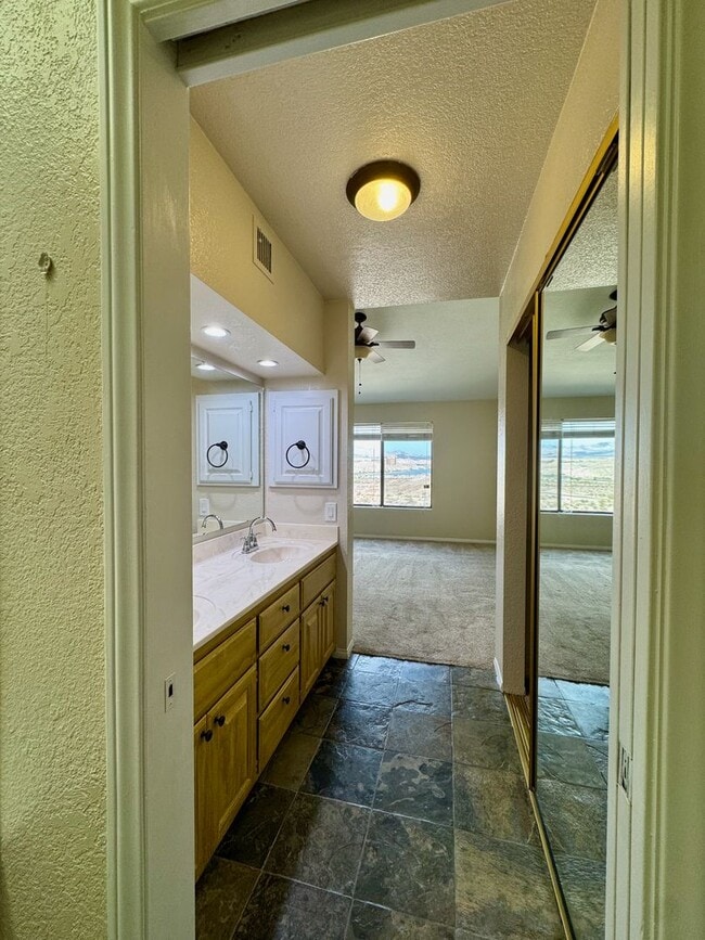 Building Photo - 3-Bedroom Condo with Spectacular Views in ...