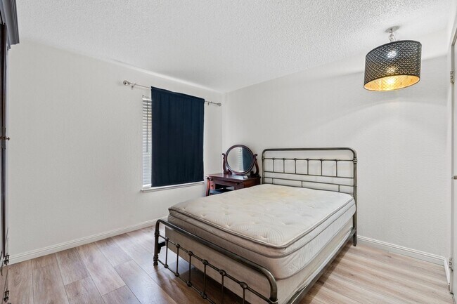 Building Photo - Fully Furnished 1BR/1BA Condo in Carson City