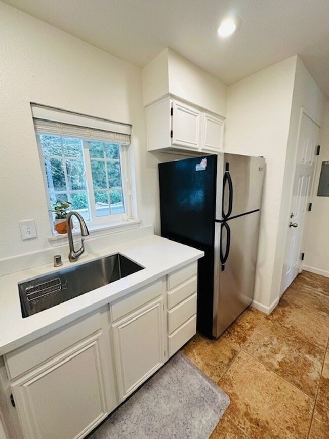 Building Photo - 2Bd/2Ba Bellevue Condo