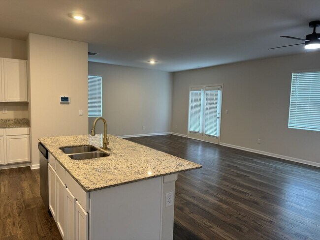 Building Photo - Convenient