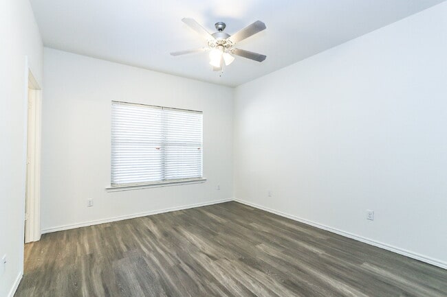 Building Photo - Corner Unit Townhome