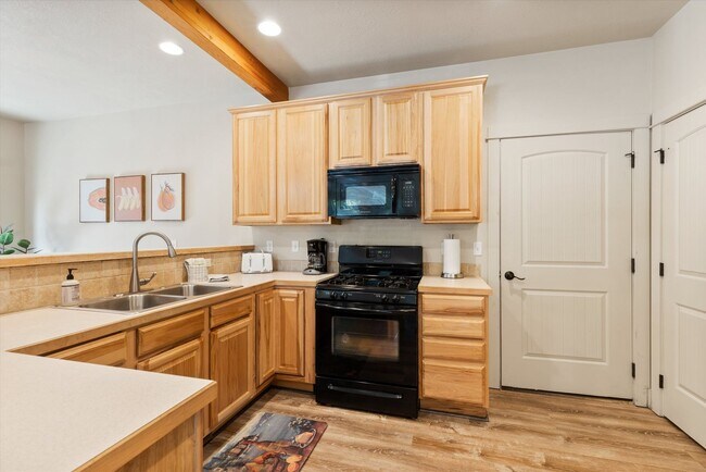 Building Photo - Charming, Furnished 3 bedroom Home w/ Garage