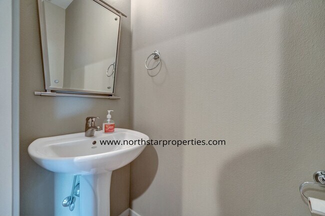 Building Photo - Stylish Multnomah Village Townhome