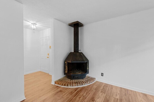 Building Photo - 11 Peachtree Hills Ave NE
