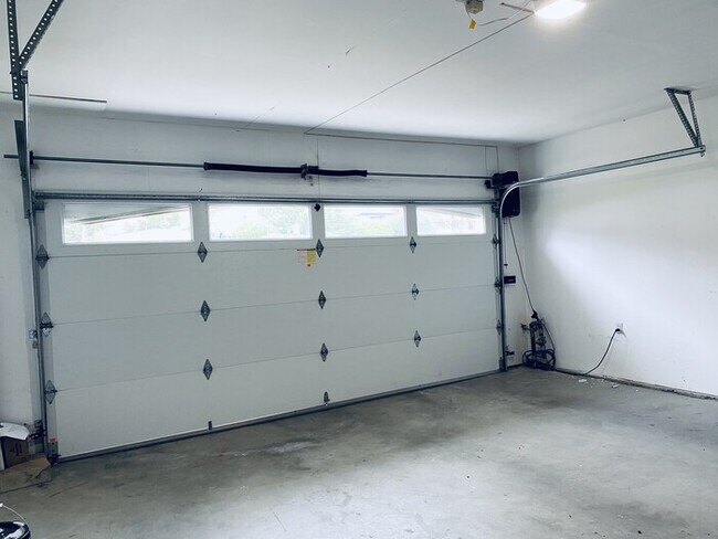 Building Photo - 5 Bedroom Craftsman - Home Great Schools -...