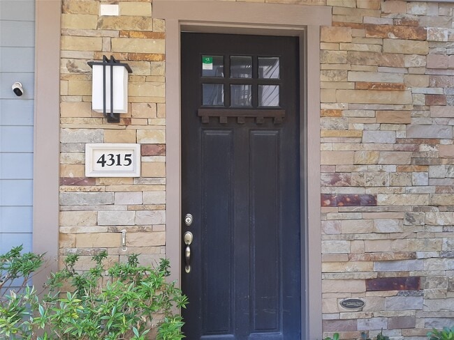 Building Photo - 4315 Schuler St