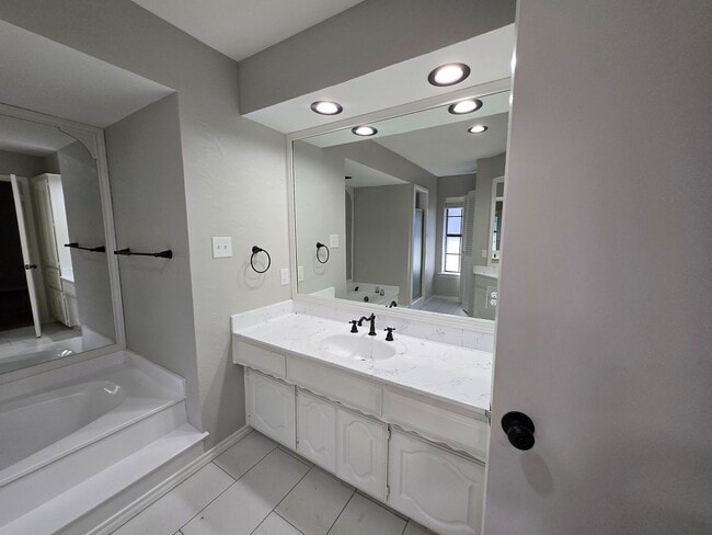 Building Photo - Stunning 4-bd 2.5 bath