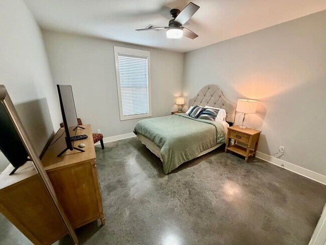 Building Photo - 306 W 6th St