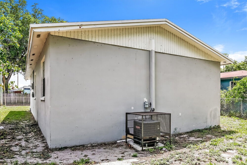 Building Photo - 933 Camellia Rd
