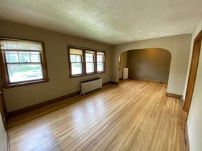 Building Photo - 908 E 4th St