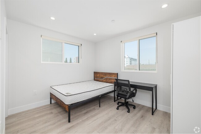 Building Photo - 1204 W 37th Dr