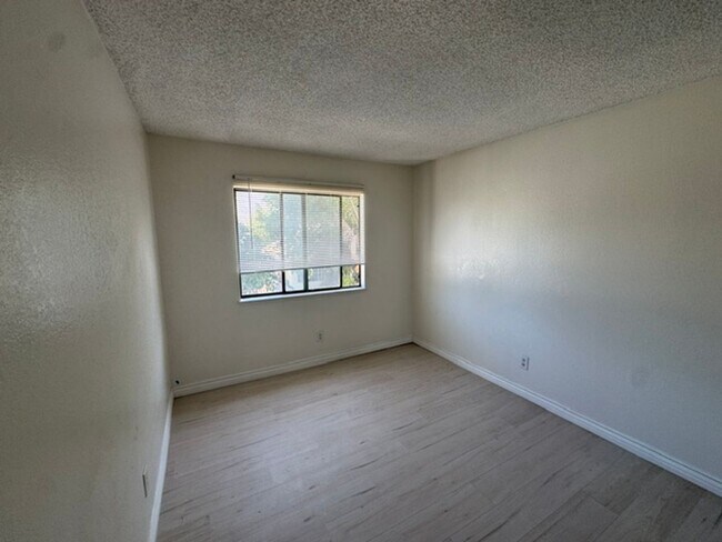 Building Photo - 409 Wimbledon Dr