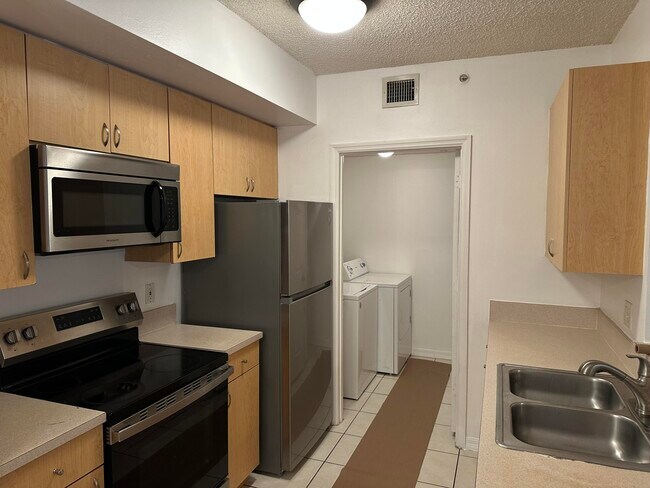Building Photo - 5032 Lantana Rd
