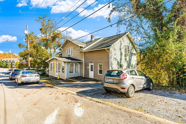Building Photo - 135 Lorentz St