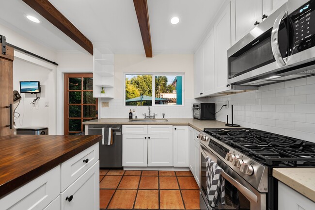 Building Photo - 2624 S Palm Grove Ave