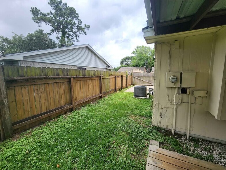 Building Photo - 10810 Kentington Oak Dr