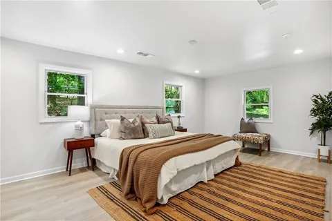 Building Photo - 872 Glenway Dr SW