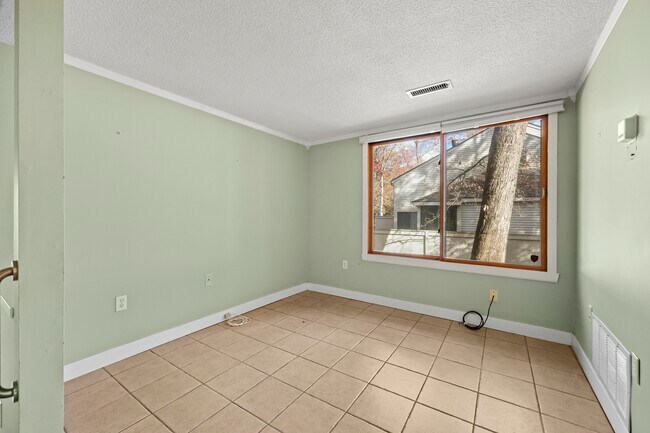 Building Photo - 27 Farmington Chase Crescent